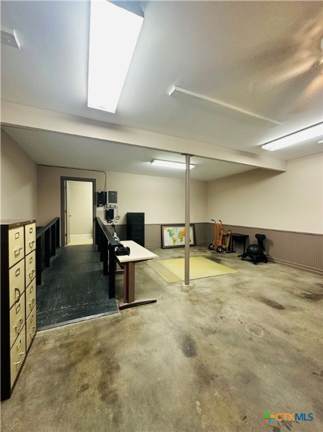 possible large conference/counseling room | Image 16