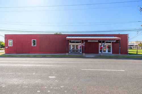 117 N Adams St, Fredericksburg, TX, 78624-4247 | Card Image