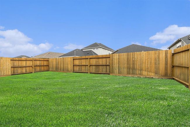 Spacious backyard for all your outdoor activities | Image 21