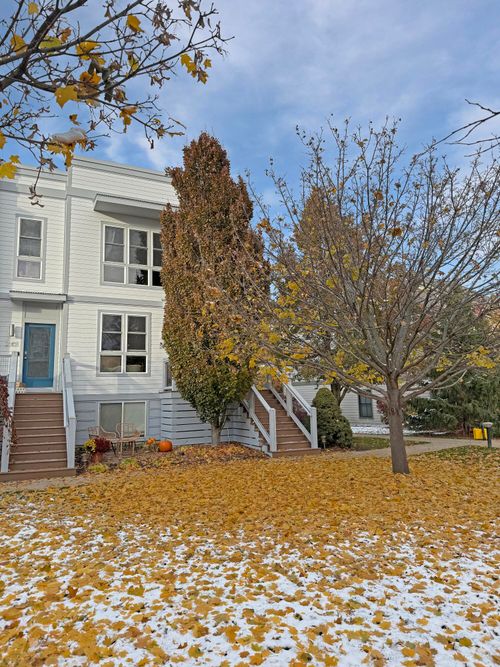 2157 New Town Dr Ne, Grand Rapids, MI, 49525-3913 | Card Image