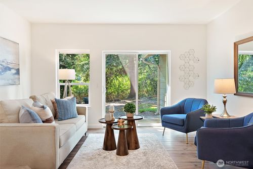 g114-4330 W Lake Sammamish Pkwy Se, Issaquah, WA, 98027-9772 | Card Image