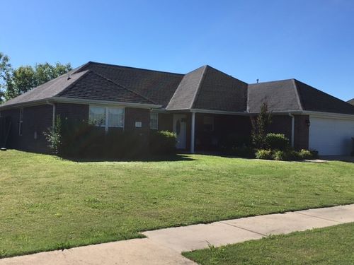 2402 Stonecrest Dr, Fayetteville, AR, 72701-5654 | Card Image