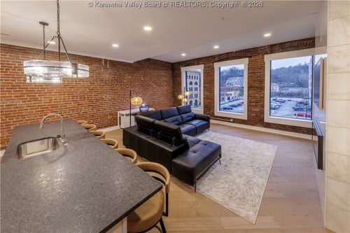 8-814 Virginia St E, Charleston, WV, 25301-2813 | Card Image