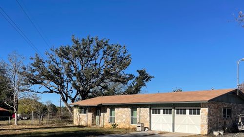 190 Gunther Ln, Pipe Creek, TX, 78063-5324 | Card Image