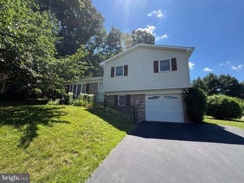 389 Oakwood Dr, SEVEN VALLEYS, PA, 17360-9389 | Card Image