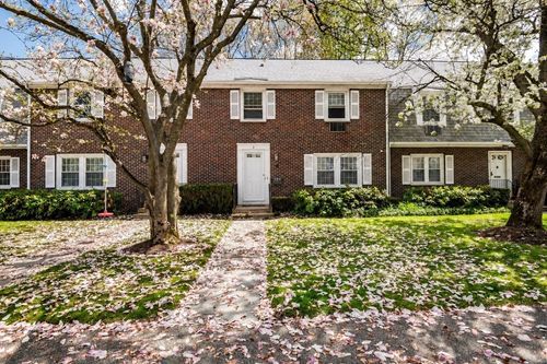 9-9 Town House Dr, Newton, MA, 02460-1914 | Card Image