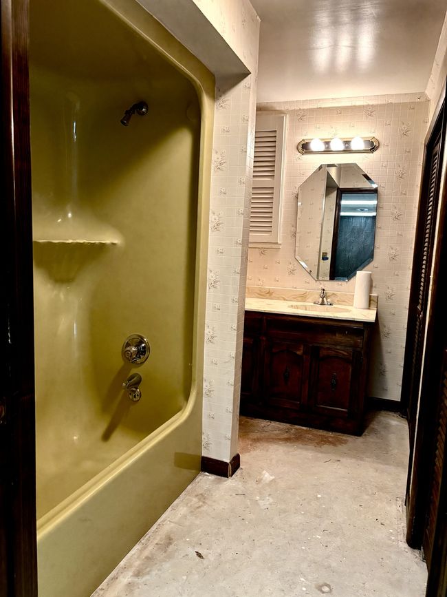 Downstairs Bath | Image 24