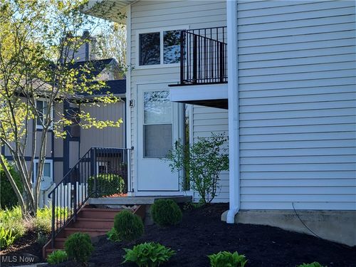 7-e-8970 Portage Pointe Dr, Streetsboro, OH, 44241-5677 | Card Image