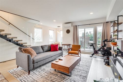 b-2014 E Pine St, Seattle, WA, 98122-2830 | Card Image
