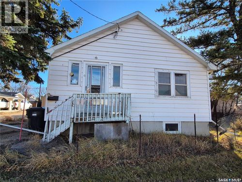 6 2nd Ave Se, Weyburn, SK, S4H1W8 | Card Image