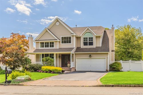 62 Oceanview Blvd, Manorville, NY, 11949-2956 | Card Image