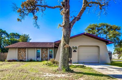 13118 Drysdale Street, House other with 3 bedrooms, 2 bathrooms and null parking in Spring Hill FL | Image 2