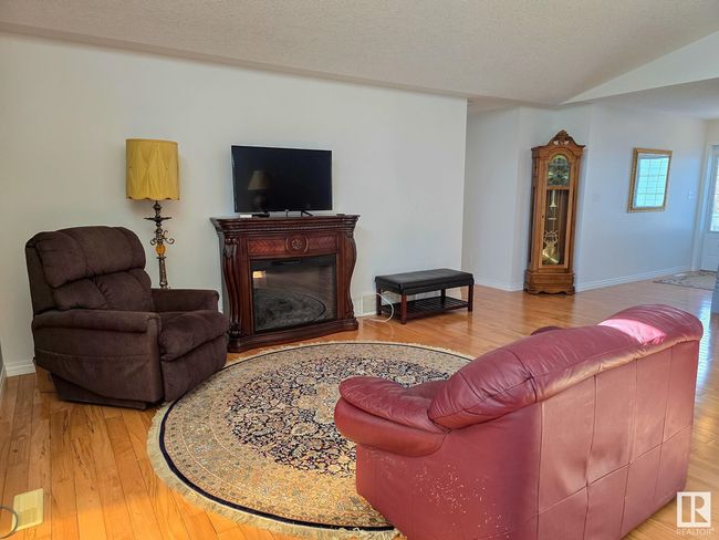 492 Stanley Close, House other with 5 bedrooms, 3 bathrooms and null parking in Spring Lake AB | Image 9