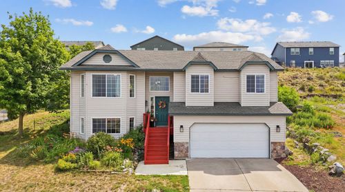 8015 S West Terrace Dr, Cheney, WA, 99004-8622 | Card Image