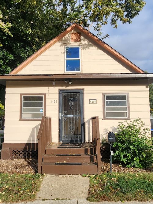 1402 Wright St, Bloomington, IL, 61701-6752 | Card Image