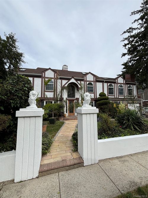 80 Surrey Ln, Hempstead, NY, 11550-3532 | Card Image