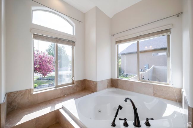 Primary Bathroom | Image 18
