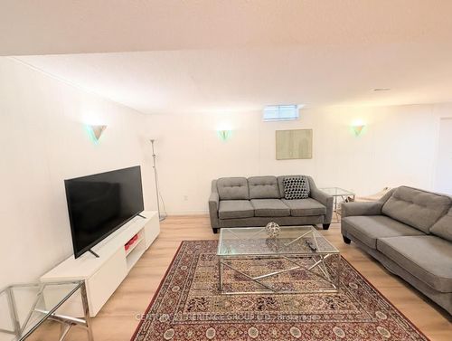 378 Dorchester St, Newmarket, ON, L3Y7Z3 | Card Image