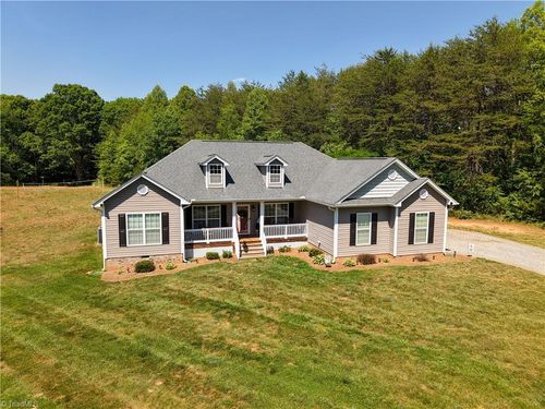 552 Tom Hunter Rd, Pilot Mountain, NC, 27041-6211 | Card Image