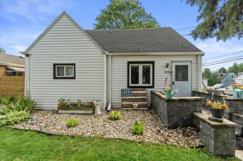 3858 S 37th Street, Greenfield, WI, 53221 | Card Image
