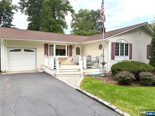 9 Belaire Dr, Roseland, NJ, 07068-1220 | Card Image