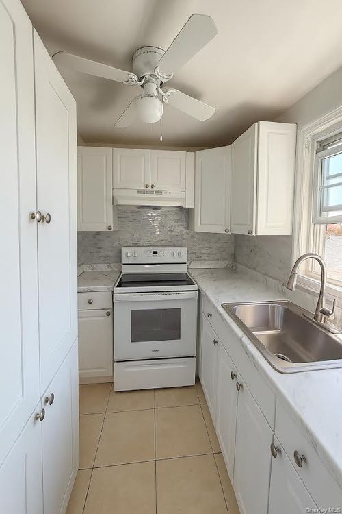 518 9th St, West Babylon, NY, 11704-3735 | Card Image