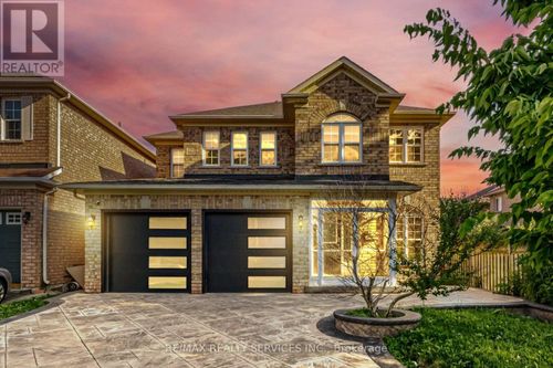 4 Sunnybrook Cres, Brampton, ON, L7A1Y2 | Card Image