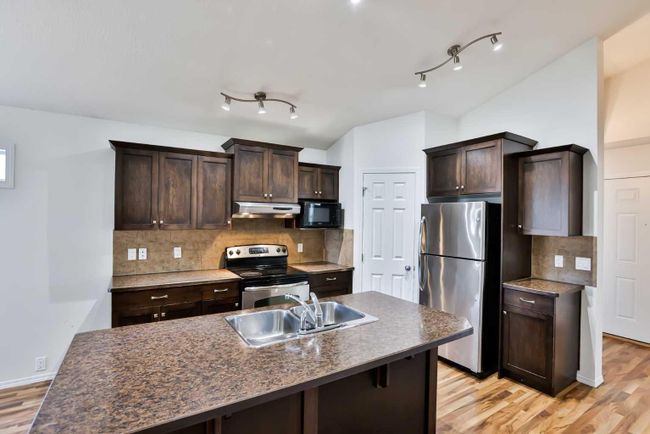 54 Sunridge Boulevard W, Home with 3 bedrooms, 3 bathrooms and 4 parking in Lethbridge AB | Image 4