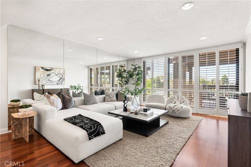 k3017-8640 Gulana Ave, Playa del Rey, CA, 90293-7325 | Card Image