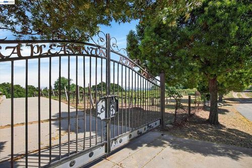 9500 Santos Ranch Rd, Pleasanton, CA, 94588-9527 | Card Image