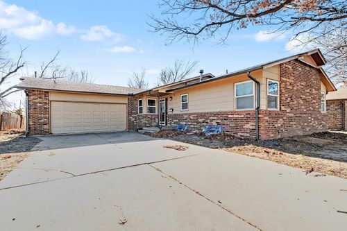 8209 E Boston St, Wichita, KS, 67207-3302 | Card Image