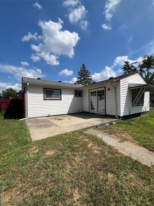 284 S Byfield St, Westland, MI, 48186-4333 | Card Image