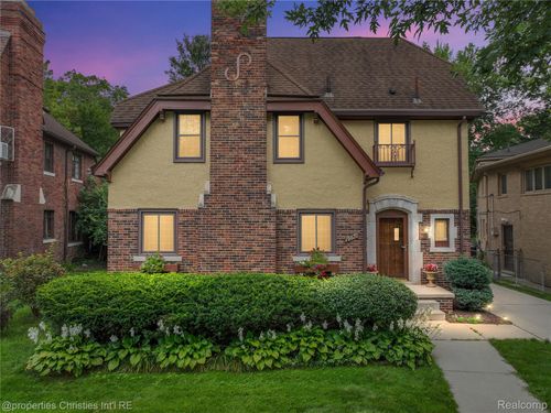 19670 Chesterfield Rd, Detroit, MI, 48221-1831 | Card Image