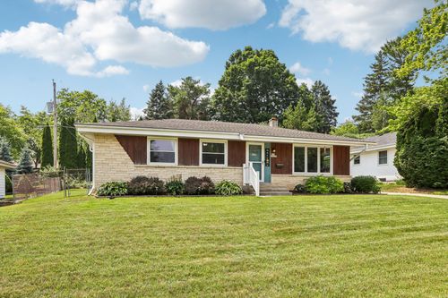 8418355 Seneca Ct, Menomonee Falls, WI, 53051-2525 | Card Image