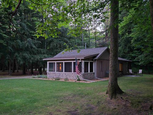 8604 Deadstream Rd, Honor, MI, 49640-9771 | Card Image