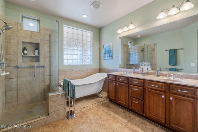 Primary Bathroom | Image 20