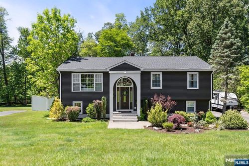 544 Jackson Ave, Twp Washingtn, NJ, 07676-4231 | Card Image
