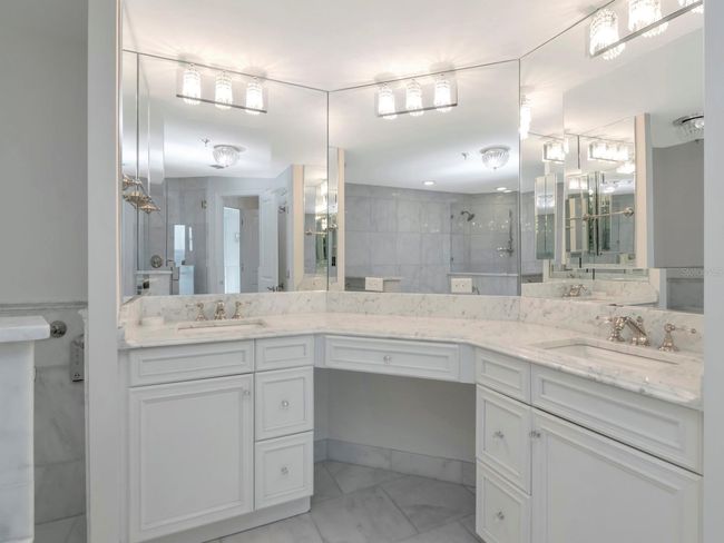 Primary Bathroom | Image 17