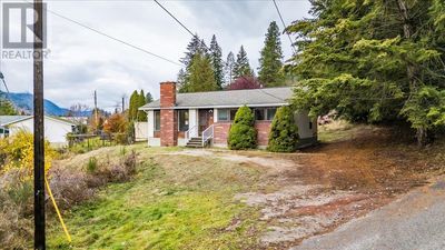 1110 Mcdiarmid Rd, House other with 3 bedrooms, 2 bathrooms and null parking in Castlegar BC | Image 2