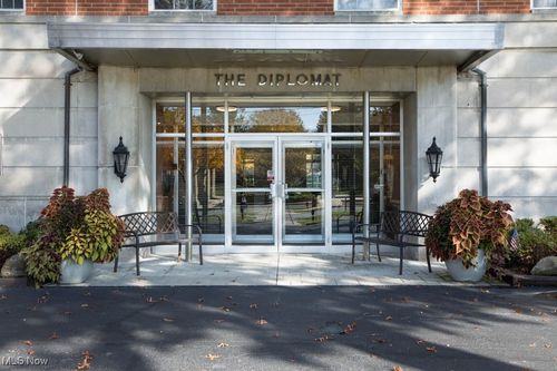 apt-403-18975 Van Aken Blvd, Shaker Heights, OH, 44122-3539 | Card Image