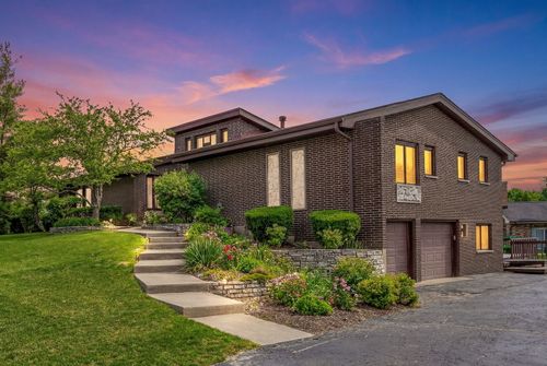 8405 Carriage Green Dr, Darien, IL, 60561-5307 | Card Image