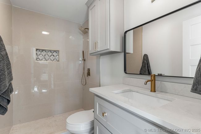 junior suite bathroom | Image 55