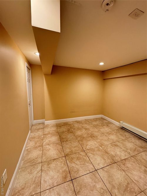 gd-1019 E 230th St, Bronx, NY, 10466-4809 | Card Image