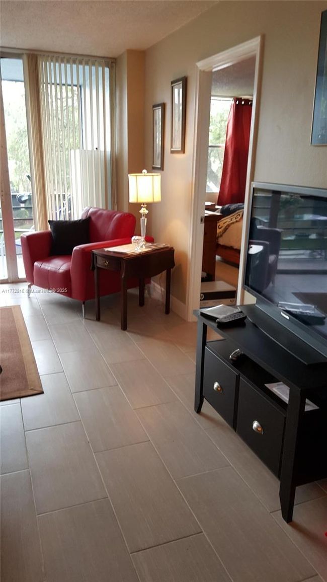 APT-2H - 113 Royal Park Dr, Condo with 2 bedrooms, 2 bathrooms and null parking in Oakland Park FL | Image 6