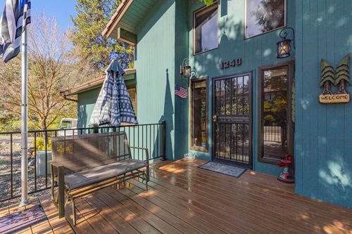 1240 Vista Way, Klamath Falls, OR, 97601-1959 | Card Image