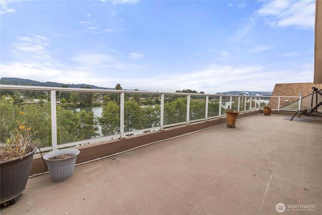 Shared Rooftop Deck (View of Cowlitz River) | Image 28