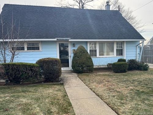 27 Park Ln, Bethpage, NY, 11714-5227 | Card Image
