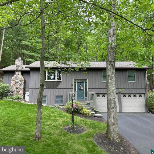 8201 Michaux Dr, FAYETTEVILLE, PA, 17222-9586 | Card Image