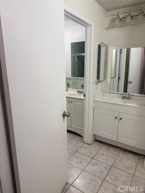 apt-b113-600 W 3rd St, Santa Ana, CA, 92701-8225 | Card Image