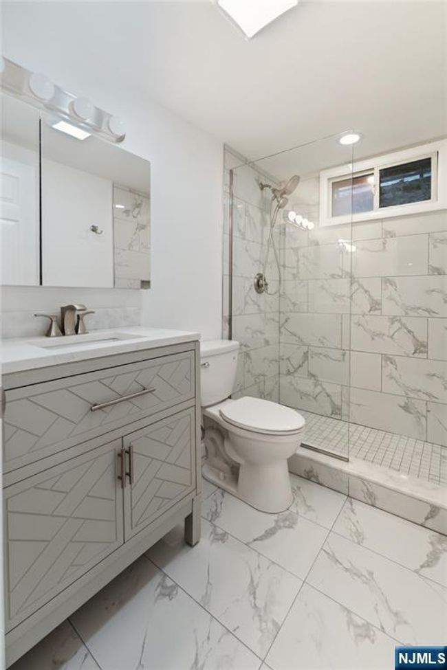 79 State Rt 5, Home with 2 bedrooms, 1 bathrooms and null parking in Edgewater NJ | Image 9